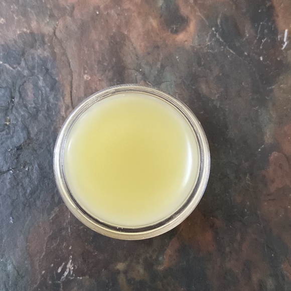 Silky natural Shea butter vitamin E lip balm 5 gram pots - Picture 2 of 2